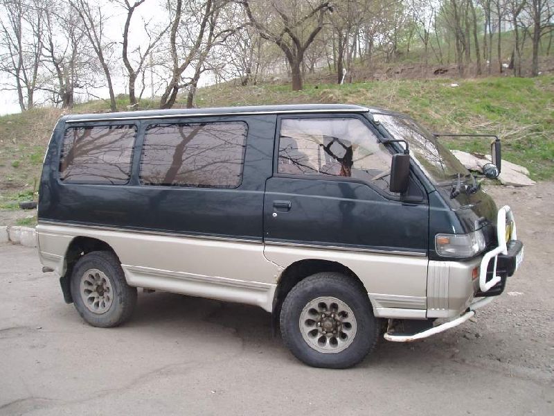 Mitsubishi Delica (L400)
