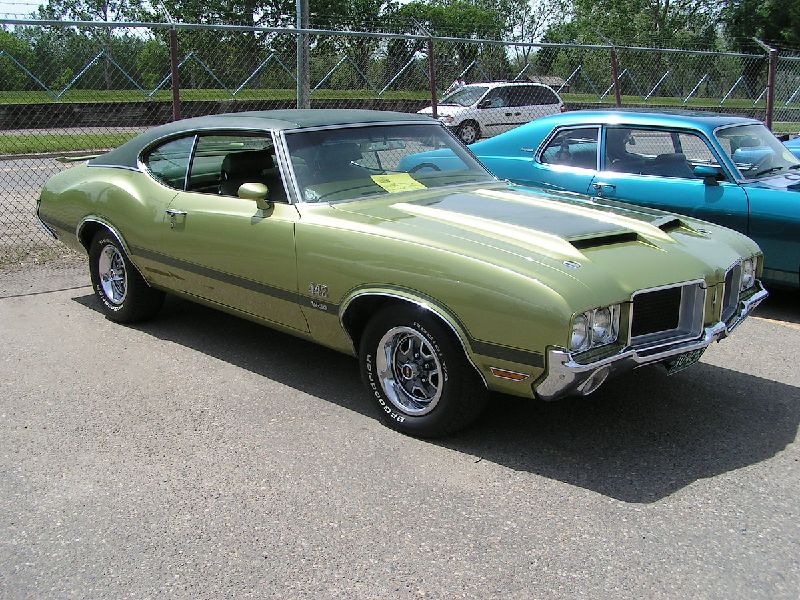 Oldsmobile Cutlass Supreme Holiday Sedan