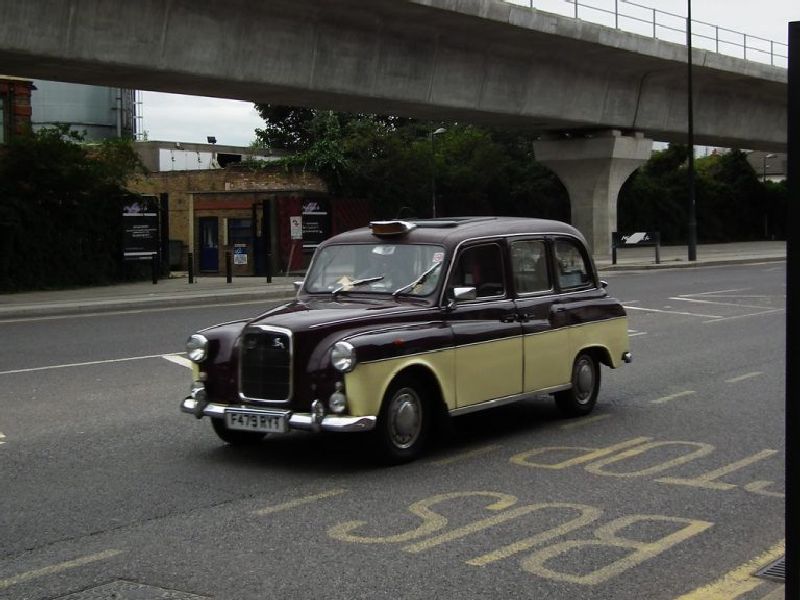 Carbodies Taxi