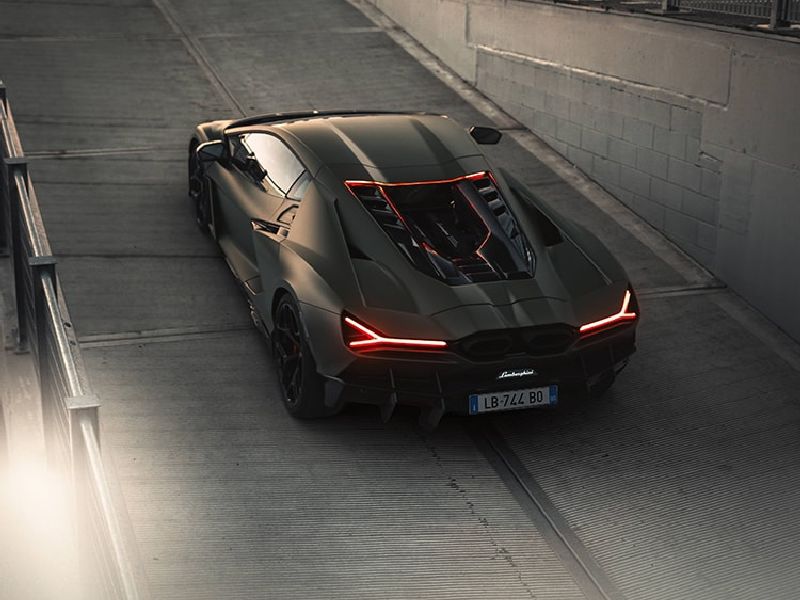 Lamborghini Revuelto